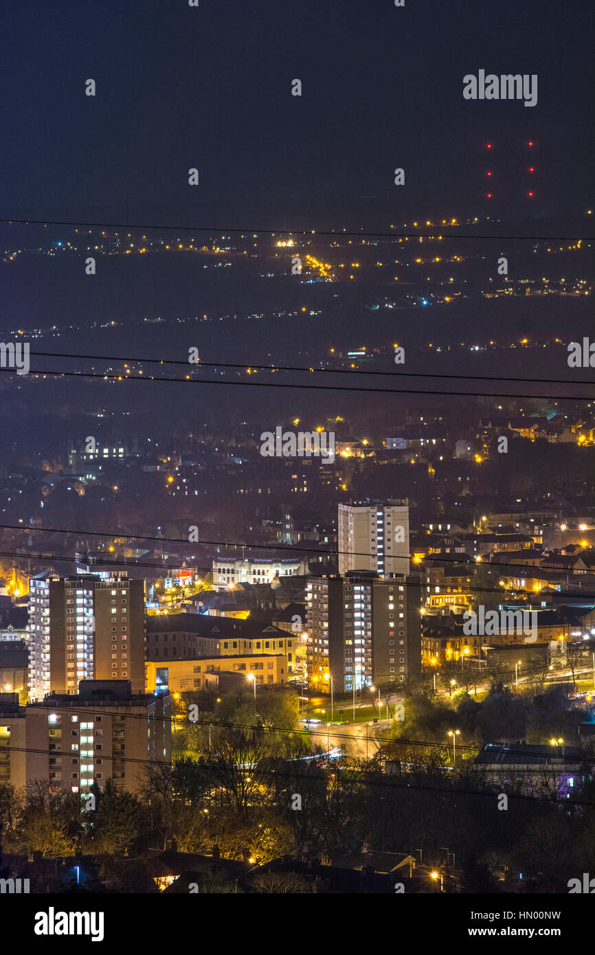 Piccola città nel buio. Questo è Sowerby Bridge nel West Yorkshire, Regno Unito. Presa dal lato della collina di Borland accanto alla città. Foto Stock