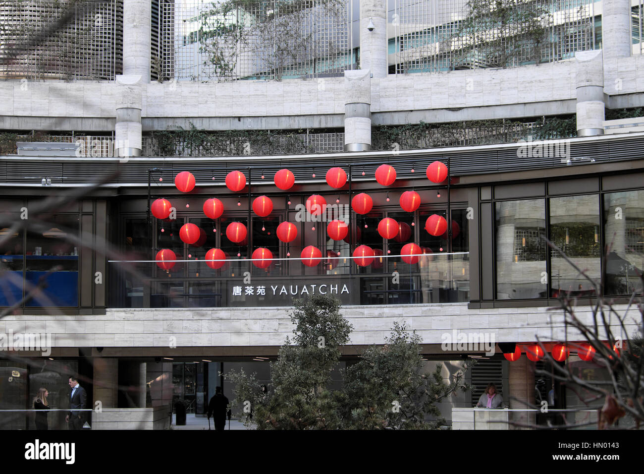 Vista esterna del Yauatcha ristorante cinese con lanterne rosse in Broadgate cerchio nella città di Londra UK KATHY DEWITT Foto Stock