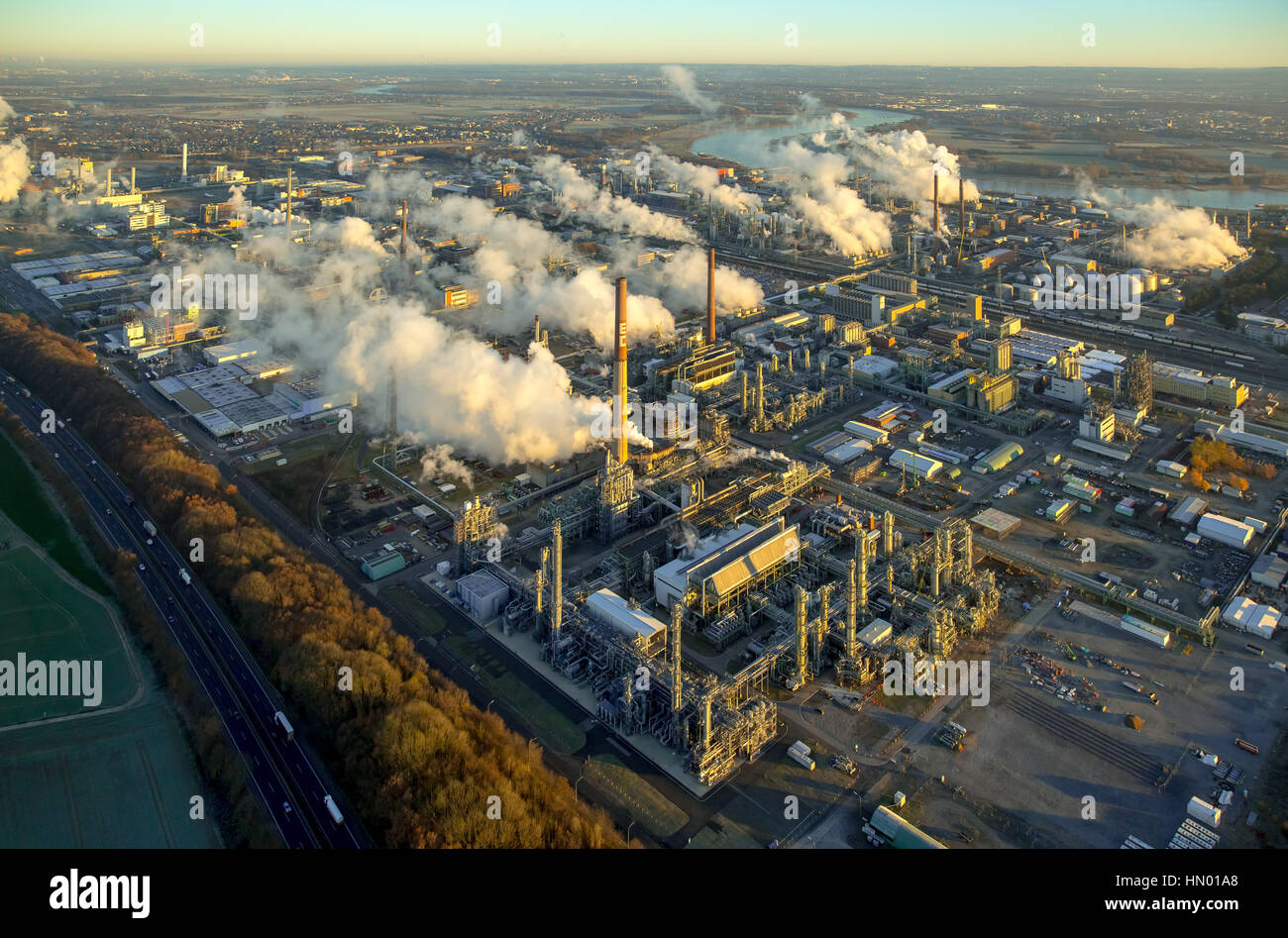 Chempark Dormagen con camini per la cottura a vapore nella luce del mattino, produzione, ricerca e società di servizi, industria chimica Foto Stock