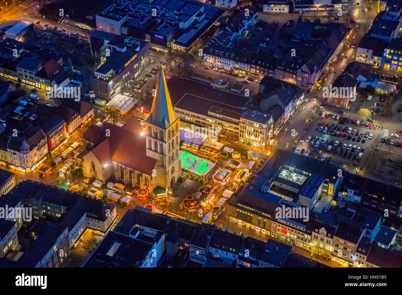 Mercatino di Natale con la pista di pattinaggio su ghiaccio presso la chiesa di San Paolo di notte, Hamm, distretto della Ruhr, Nord Reno-Westfalia, Germania Foto Stock