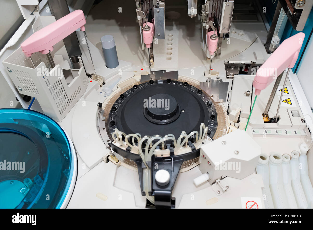 Macchina automatica per test di chimica clinica e immunologici, laboratorio clinico, Nord Reno-Westfalia, Germania Foto Stock