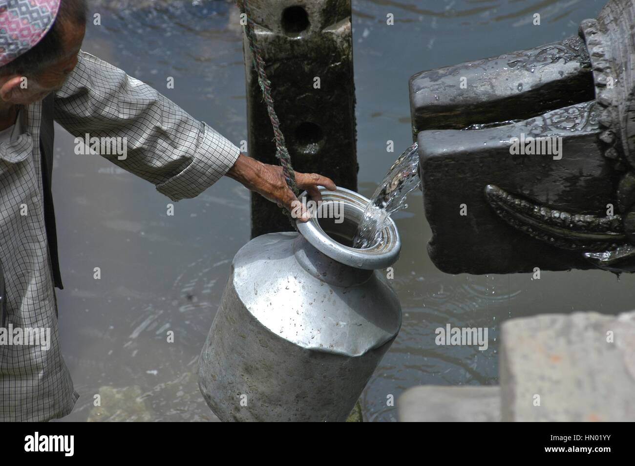 Patan è il quadrato di Durbar. Patan. , La gente la raccolta di acqua da una fontana pubblica., Sadhu. B1276 Foto Stock