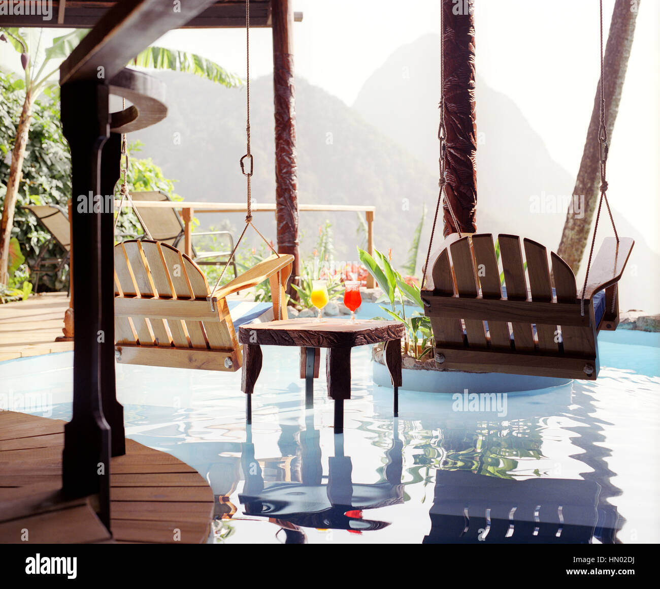 Una vista di Gros Piton da sedie a sdraio che pesano su di una piscina privata in villa e a Ladera Resort. Soufriere, St. Lucia. Foto Stock
