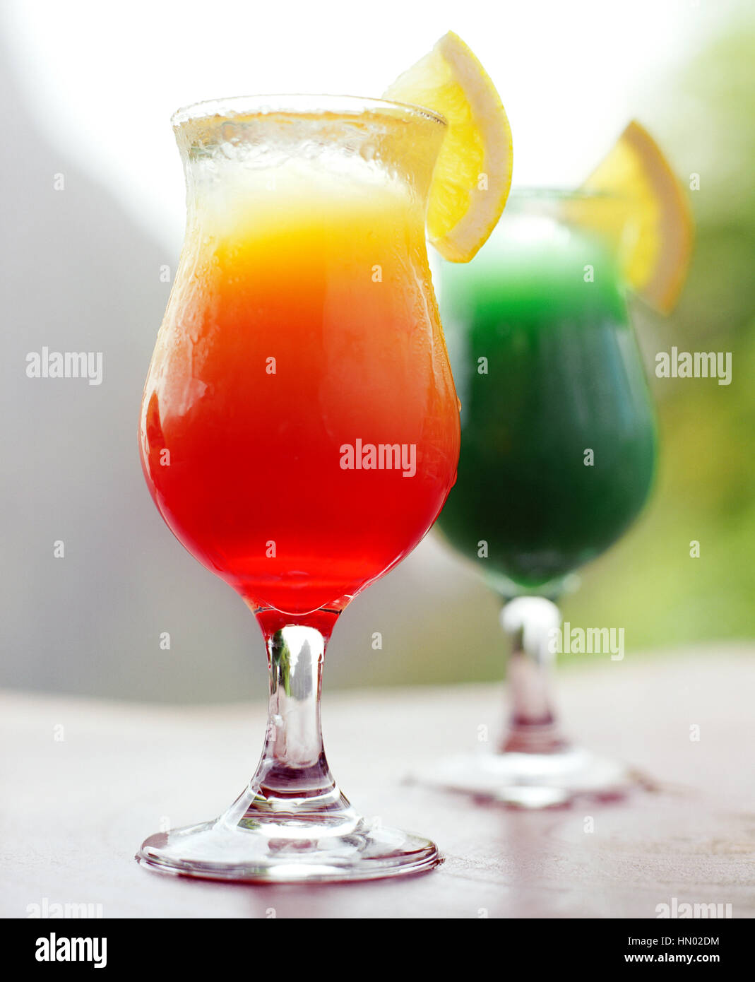 Petit Piton è lo sfondo ideale per un drink fresco presso il Bar Tcholit a Ladera Resort. Foto Stock