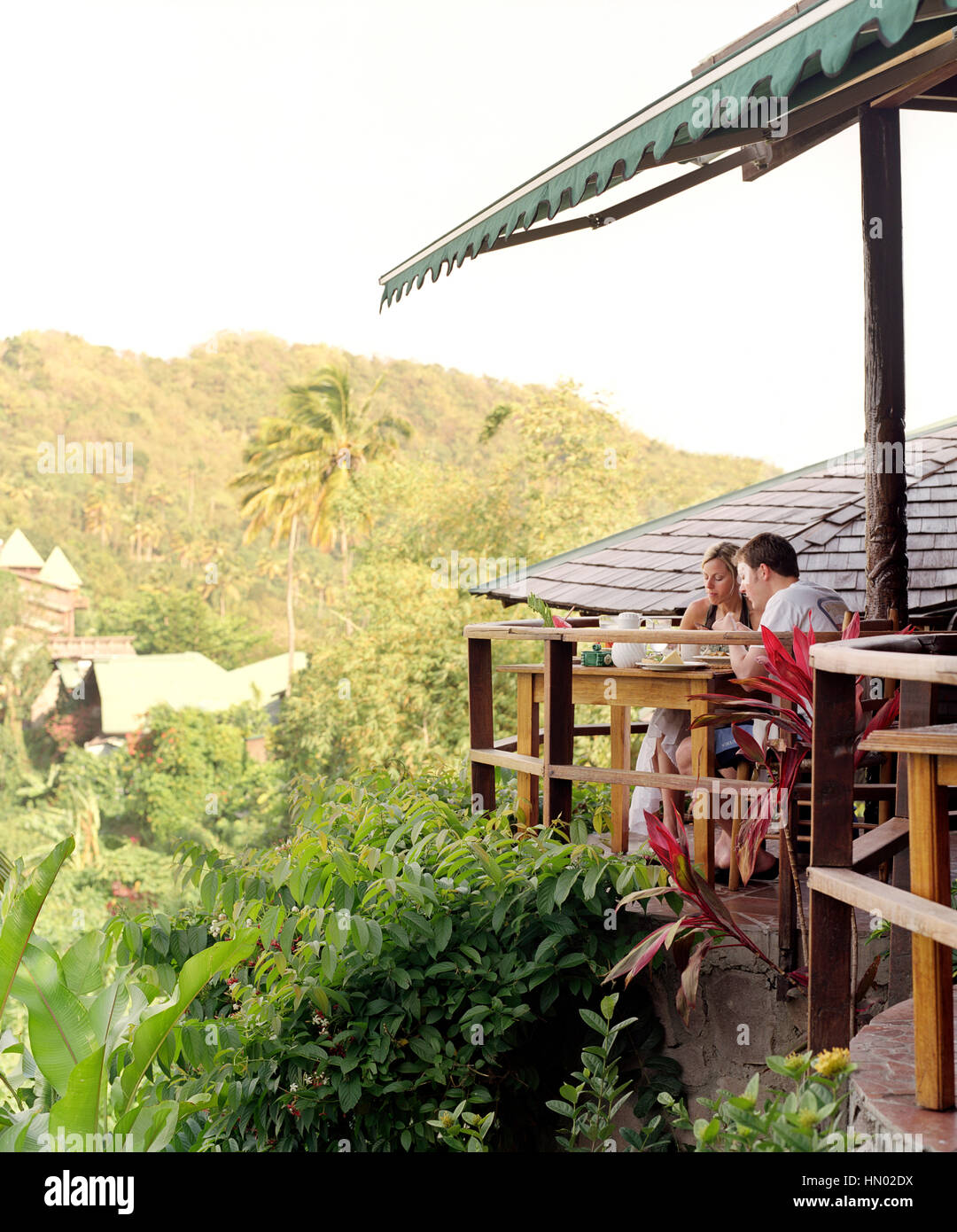 Una coppia giovane gode di prima colazione presso il ristorante Dasheene a Ladera Resort. Ladera è considerato uno dei migliori resorts nei Caraibi. Soufriere, St Foto Stock