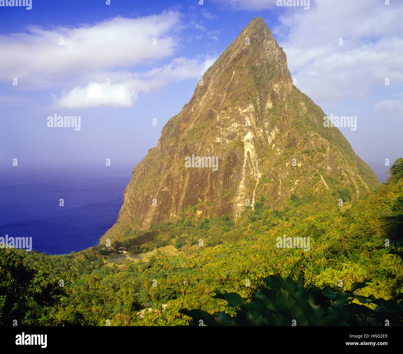 Una vista del Petit Piton e il Mar dei Caraibi dalla Ladera Resort. Ladera è considerato uno dei migliori resorts nei Caraibi. Soufriere, St. Lucia. Foto Stock