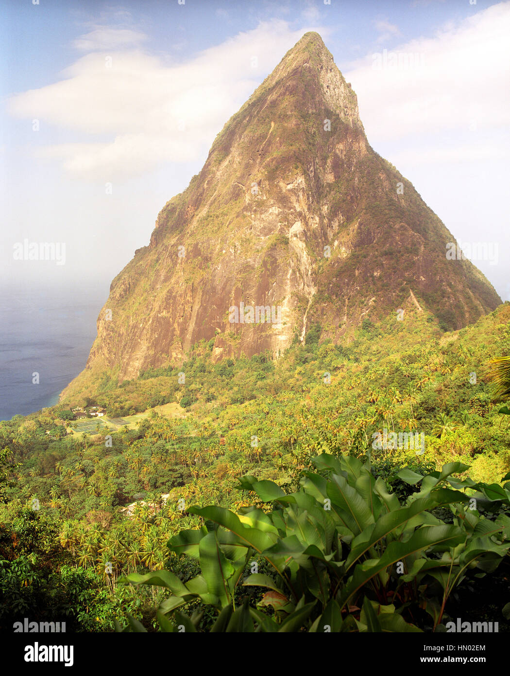 Una vista del Petit Piton e il Mar dei Caraibi dalla Ladera Resort. Ladera è considerato uno dei migliori resorts nei Caraibi. Soufriere, St. Lucia. Foto Stock