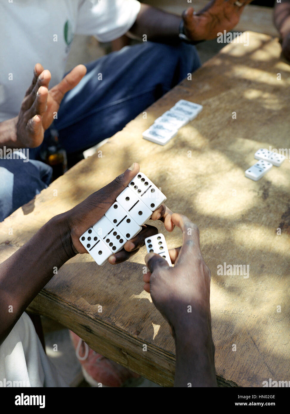 Gli uomini locali gioca domino su Cas En Bas beach. Cas En Bas, Santa Lucia, W.I Foto Stock