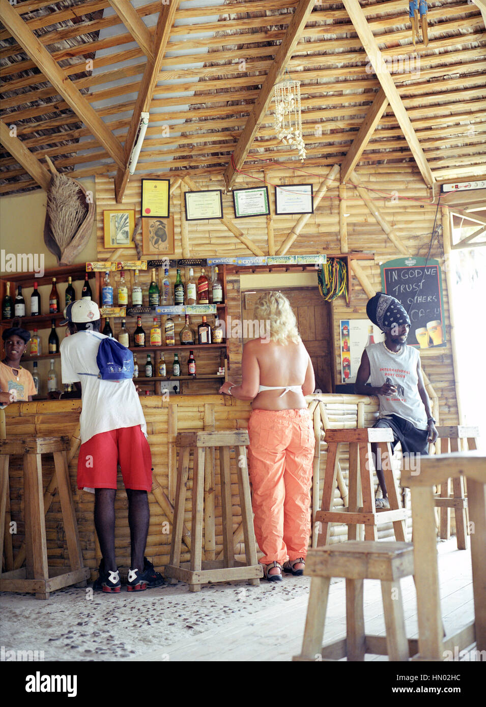 I turisti e i locali appendere fuori a Marjorie's Beach Bar su Cas En Bas beach. Cas En Bas, Santa Lucia, W.I. Foto Stock