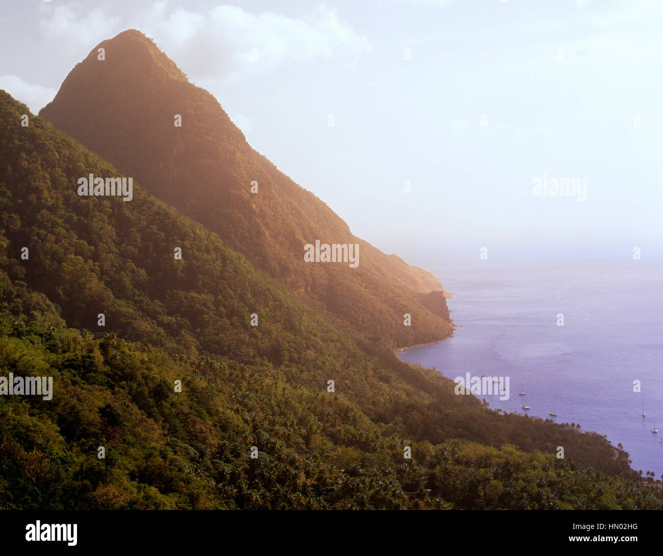 Vista delle colline della foresta pluviale e Gros Piton come visto da Ladera Resort.Soufriere, St. Lucia. Foto Stock