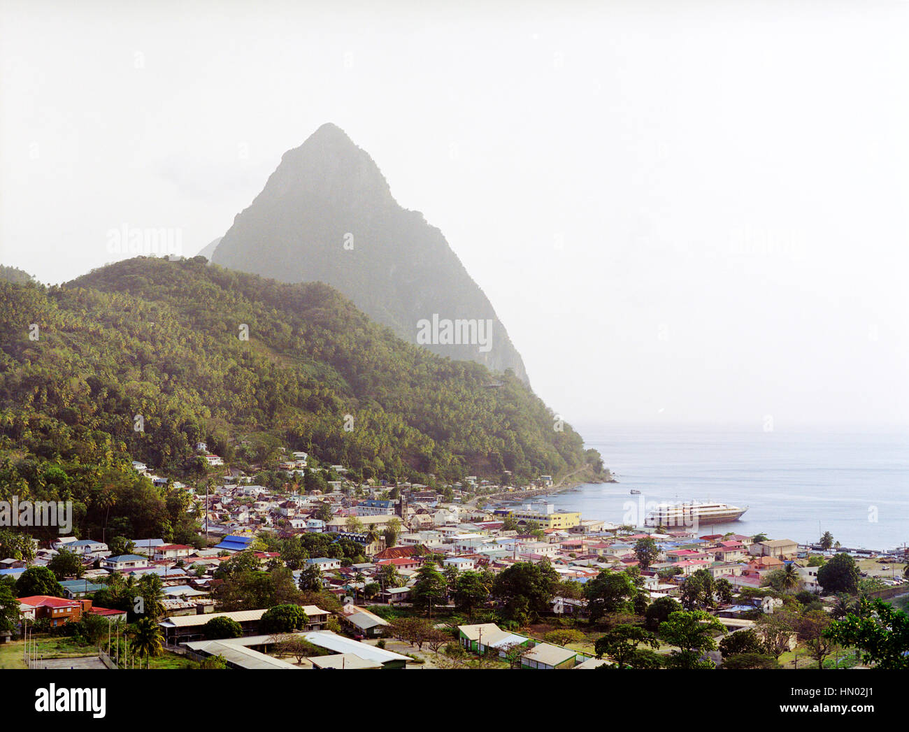 La vista del porto con la città di Soufriere. Gros Piton telai in background. Soufriere, St. Lucia. Foto Stock
