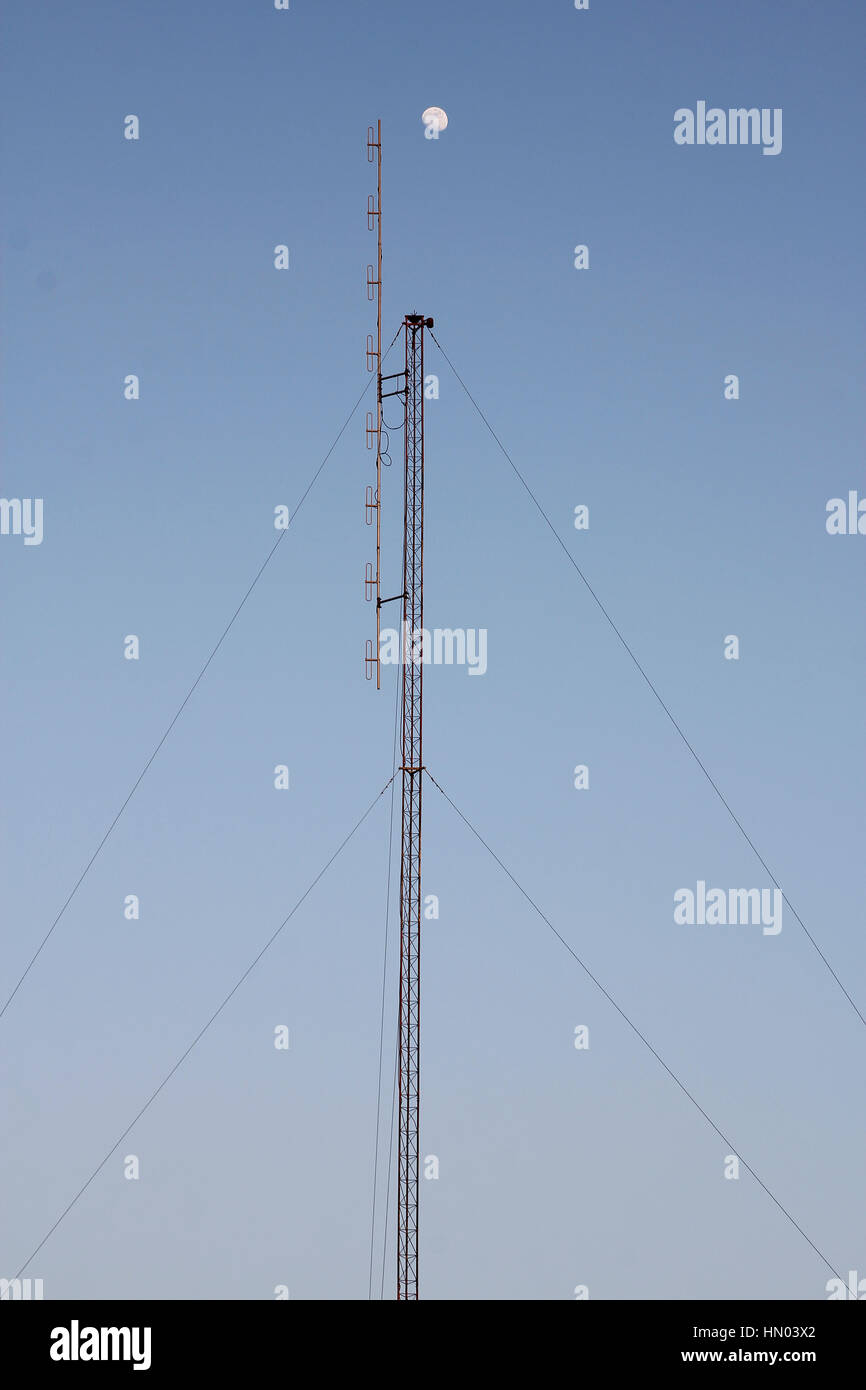 Crescent Moon over antenna cellulare in Thailandia Foto Stock