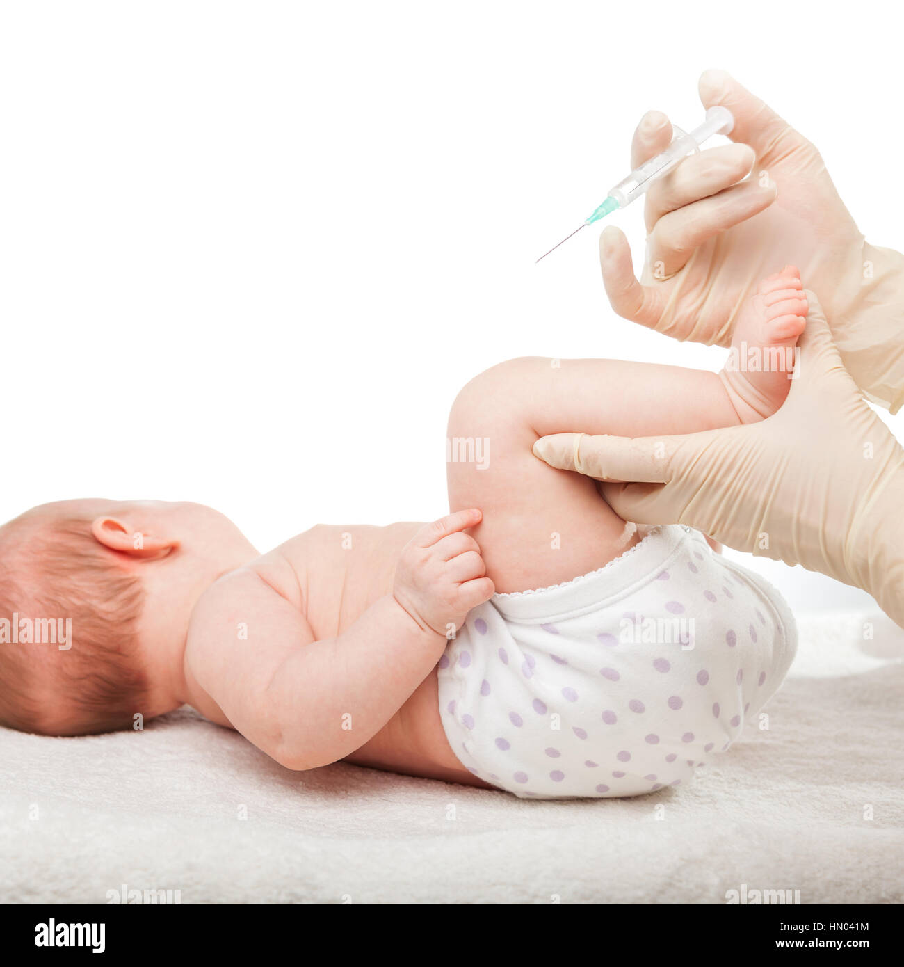 Close-up shot di pediatra dando a tre mesi di baby girl iniezione intramuscolare in gamba Foto Stock