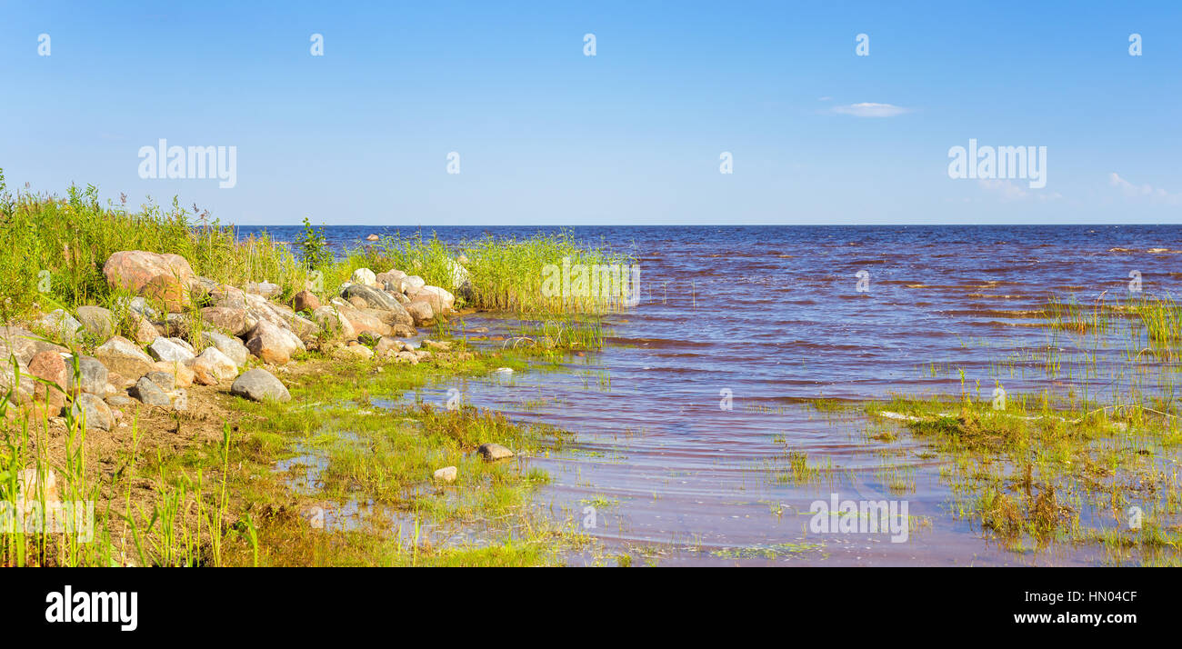 Riva del lago Peipsi nell Est dell'Estonia. Chudskoye è grande lago d'acqua dolce con una ricca storia, dove si sono verificati famosa battaglia di ghiaccio. Grande pietra in granito Foto Stock