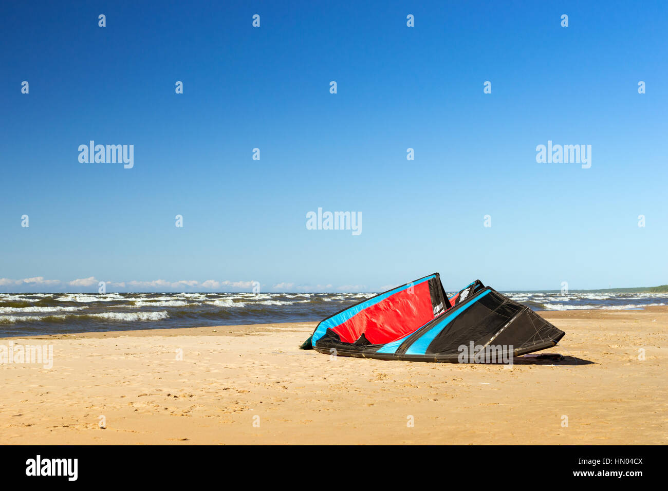 Ala per il kite surf è essiccato sulle rive del Golfo di Finlandia in estone sea resort Narva-Joesuu. Il kite è lo sport acquatico, motion sotto gravità developin Foto Stock