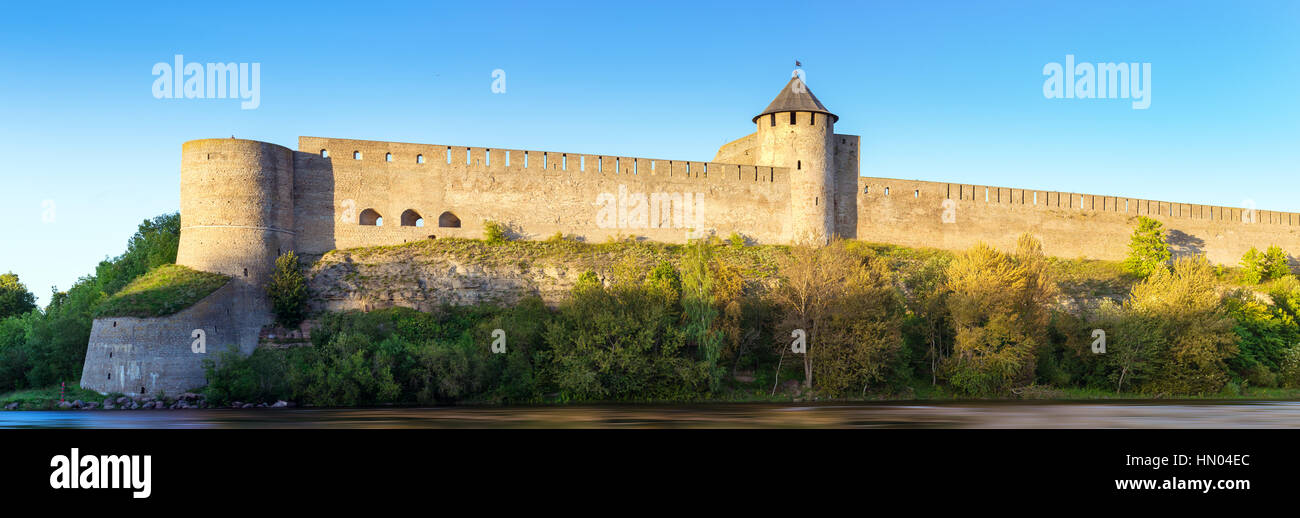 Fortezza di Ivangorod stand sulle rive del fiume Narva. Fortificazioni Medievali Estonian-Russian sul confine di stato. La Russia Foto Stock