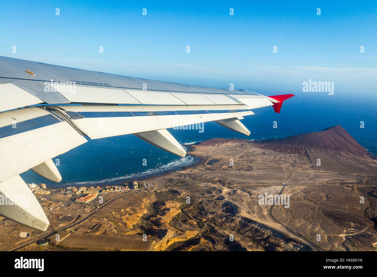 Aeroplano che vola sopra beach sea blue island - Concetto di viaggio Foto Stock