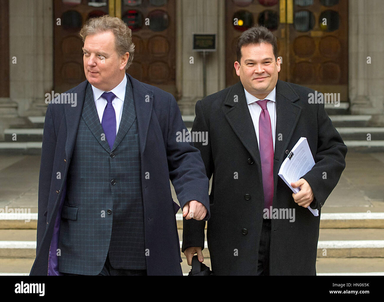 Peter Wilding, presidente della pro-Europa è un gruppo di pressione influenza inglese (sinistra) e Adrian Yallard lasciare il Royal Courts of Justice, nel centro di Londra dove loro nuova sfida giuridica oltre Brexit è stato bloccato. Picture Data: venerdì 3 febbraio, 2017. Un gruppo di attivisti che vogliono un 'soft Brexit' e di mantenere la Gran Bretagna nel mercato unico europeo ha chiesto due giudici a Londra per il permesso di chiedere una sentenza che il Parlamento deve separatamente concedere il permesso prima che il governo può tirare fuori dell'Area Economica Europea (EEA). Foto Stock