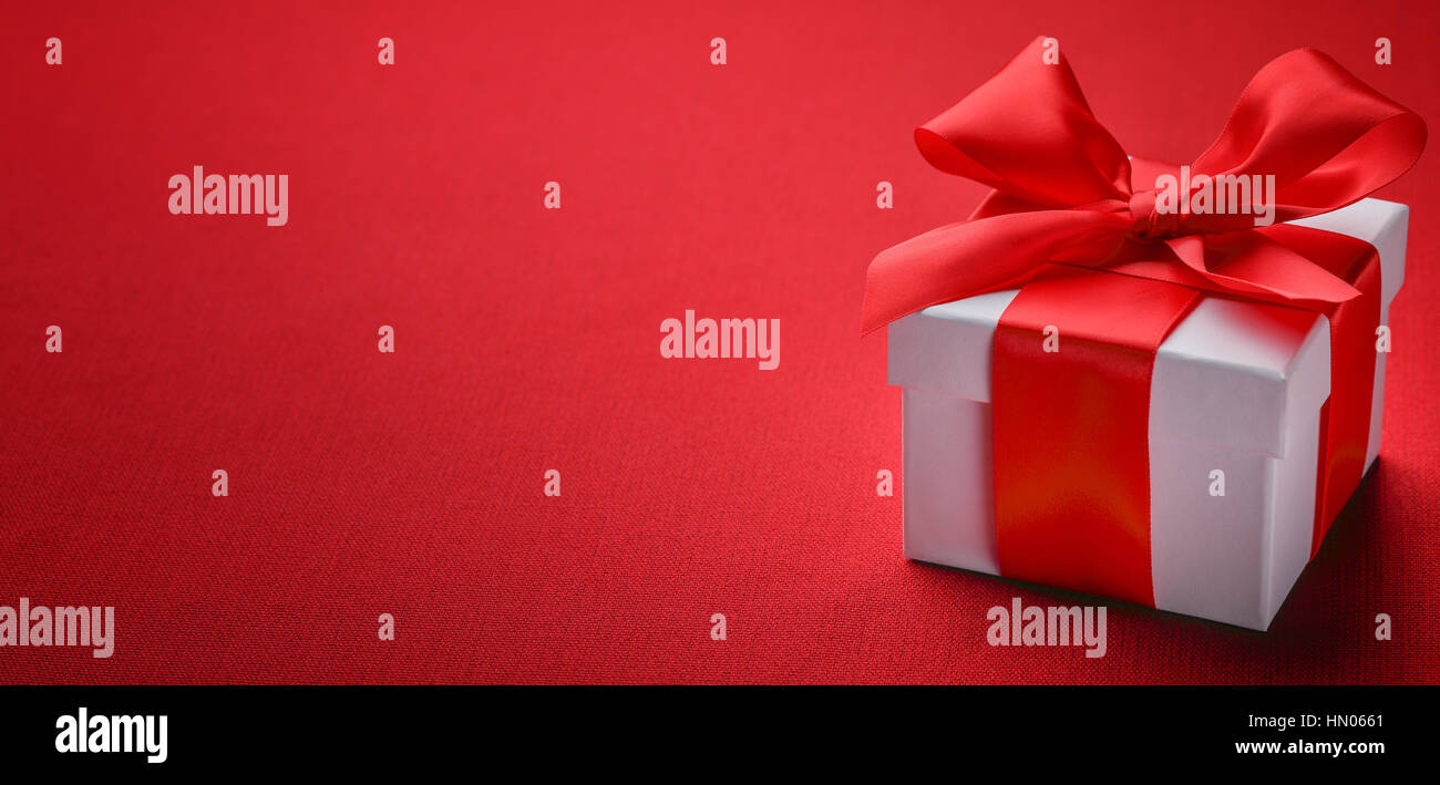 Confezione regalo con nastro rosso bow,copia di spazio per il tuo testo Foto Stock