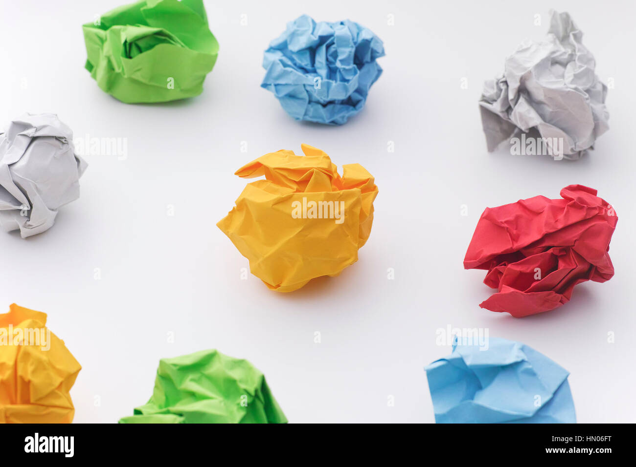 Carta colorata palle. Idea concetto. Foto Stock