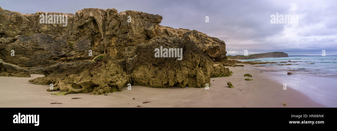 Panorama di molto bello ha eroso le rocce su Pennington Bay beach. Kangaroo Island, Sud Australia Foto Stock