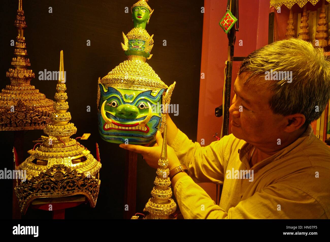 Khon mak gigante collezione privata, comprendente una testa di Tosakan, di proprietà di Tiao Somsanith Nithakhong, un discendente del Vang Na, nella linea di viceré p Foto Stock