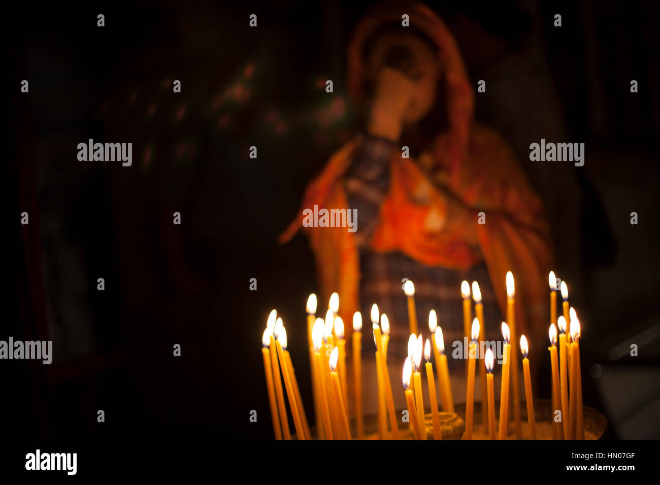 Gerusalemme, Israele, 7 Novembre 2013: un pellegrino accende una candela nel Santo Sepolcro Chiesa in Gerusalemme. Foto Stock