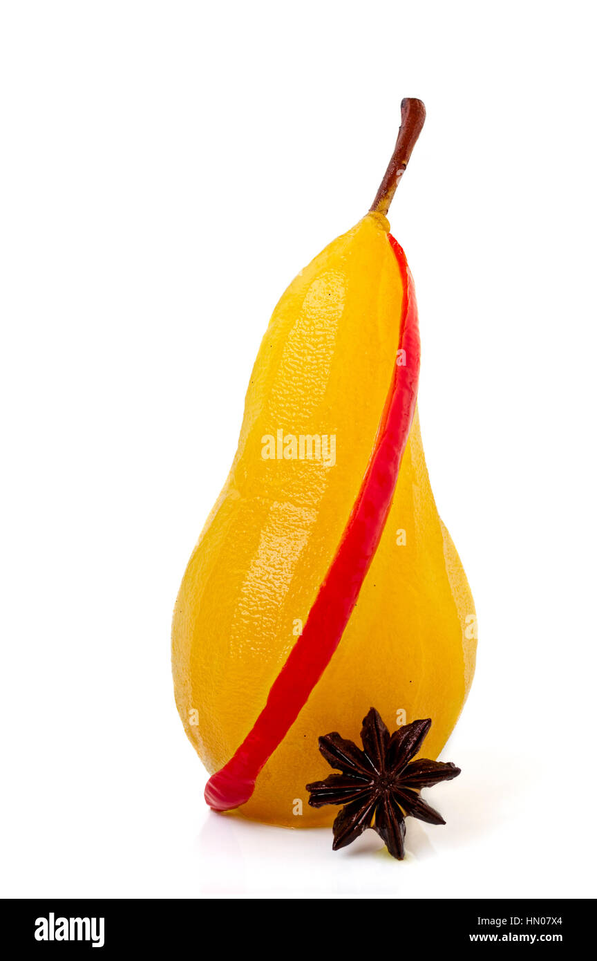 Singola pera affogata in zucchero e sciroppo di zafferano conditi con peperoncino rosso e anice stellato isolato su bianco Foto Stock