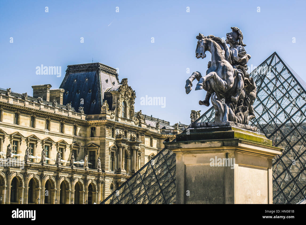 Statua di Carlo Magno a cavallo davanti alla piramide di vetro del Louvre di  Parigi Foto stock - Alamy