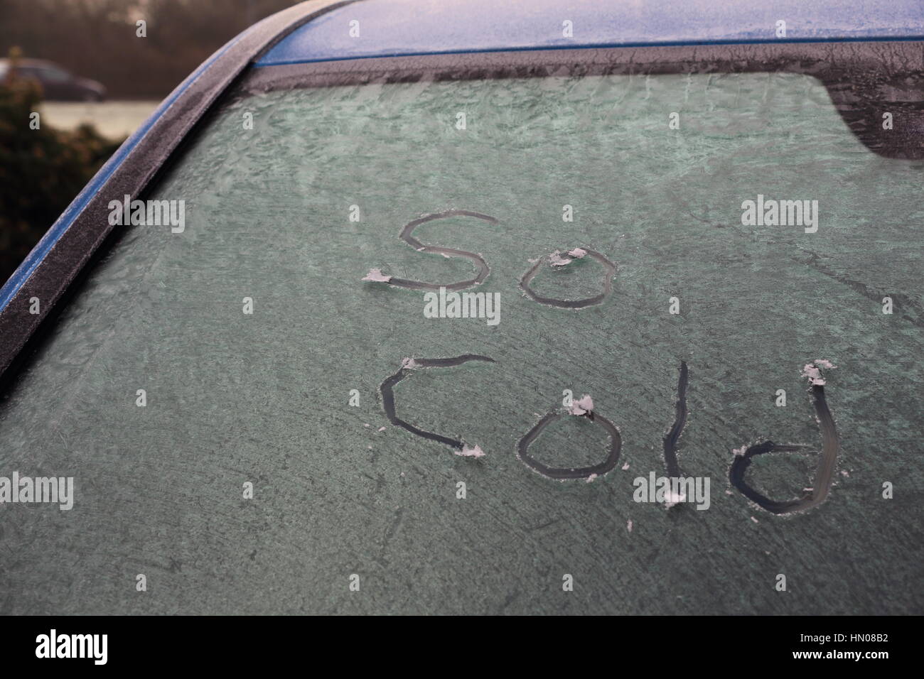 Brina sul parabrezza dell'auto "freddo intenso" scritta in brina parabrezza su mattina gelata Foto Stock