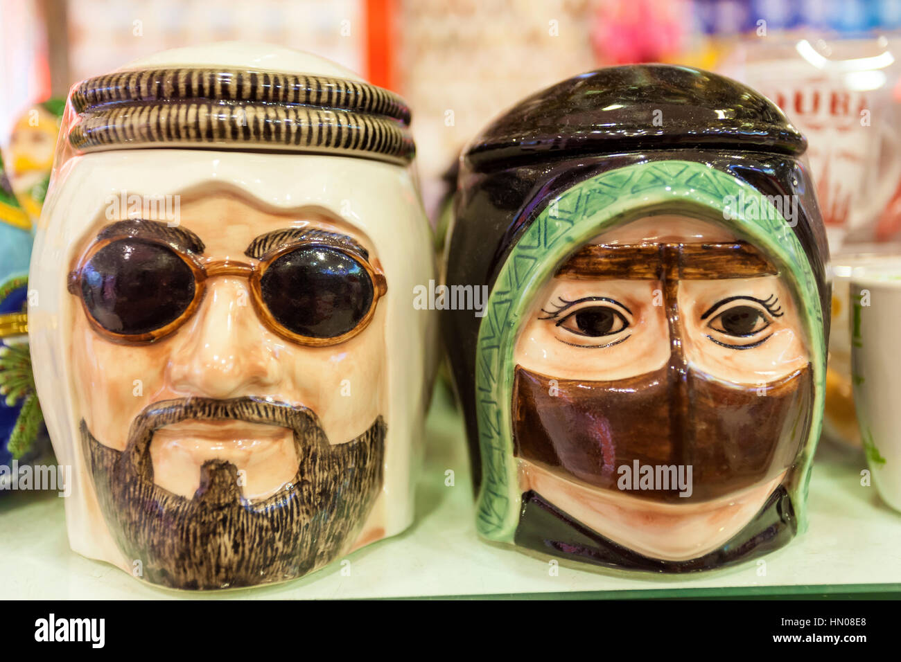 Teste di maschio e femmina arabi in abito tradizionale. Dubai, Emirati Arabi Uniti Foto Stock