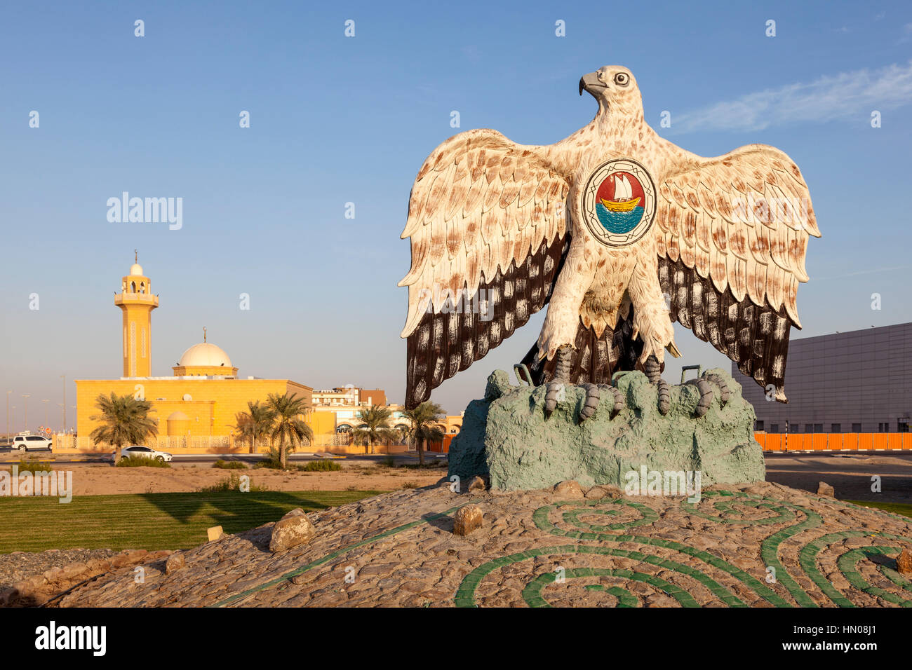 Falcon monumento in una rotatoria nella città di Madinat Zayed. Emirato di Abu Dhabi, Emirati Arabi Uniti Foto Stock