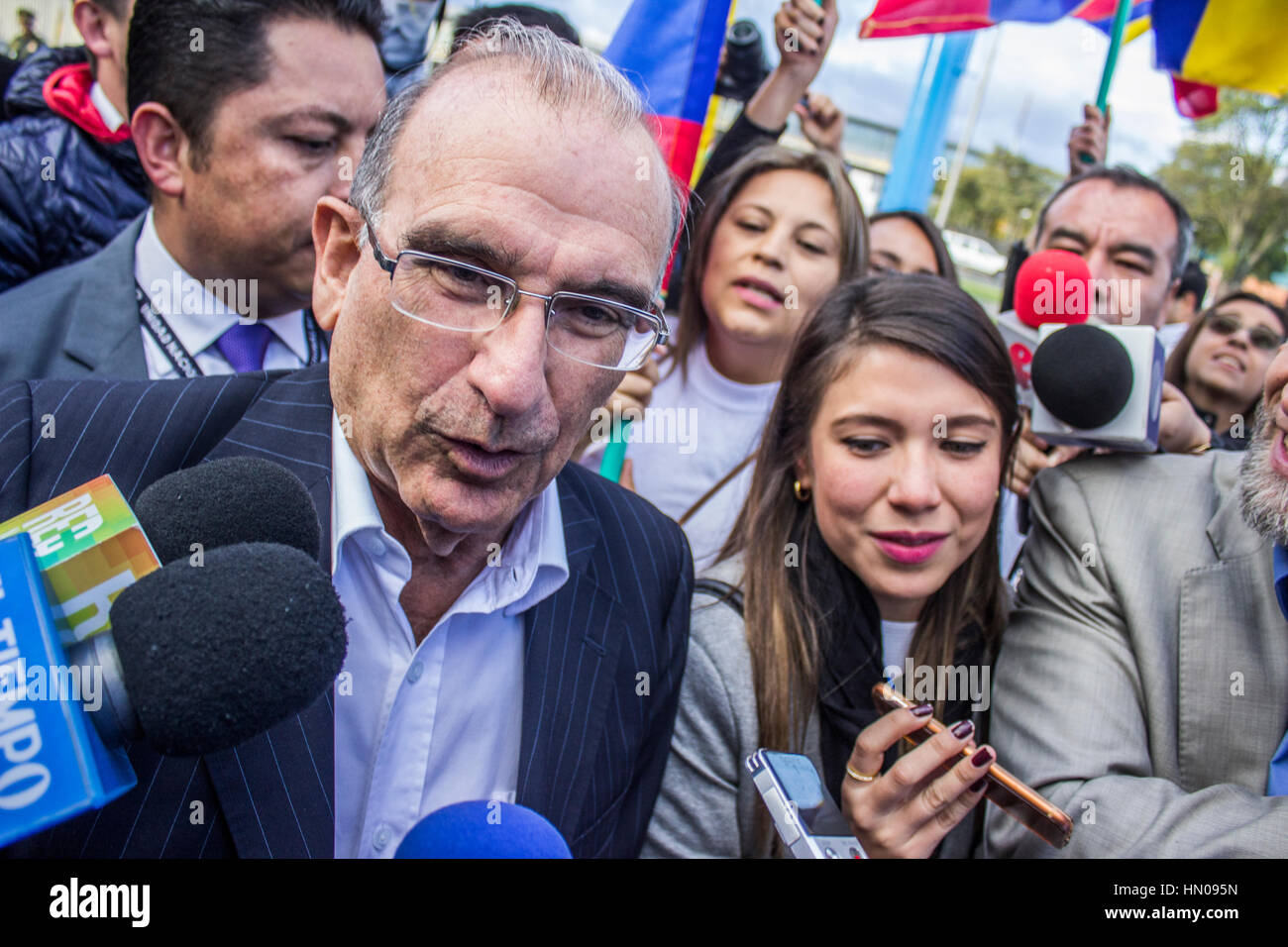 Il negoziatore capo del governo Humberto de la Calle arriva a Bogotà Foto Stock