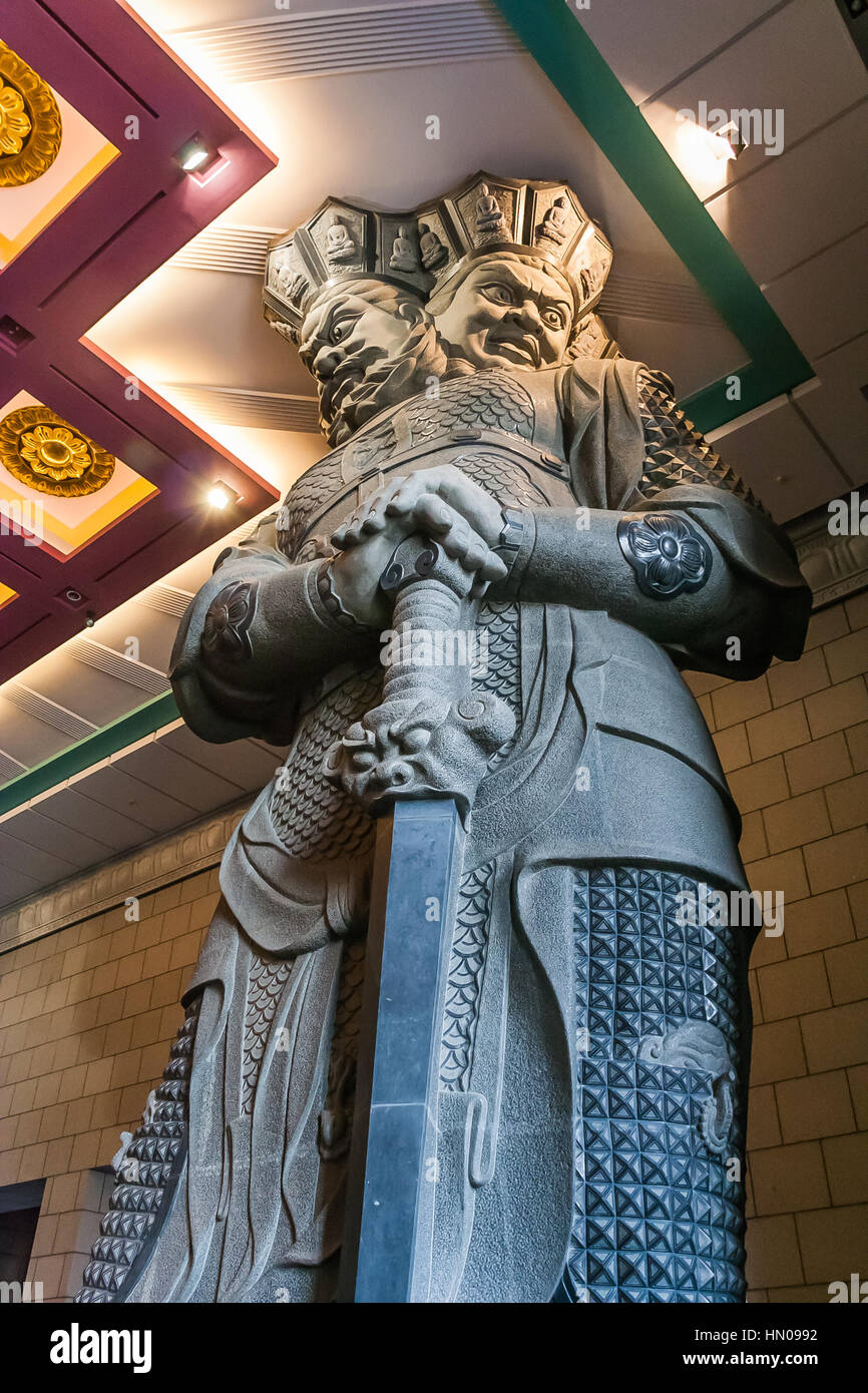 Uno dei quattro re celeste alla Chung-tai Chan Monastero a Taiwan. Foto Stock