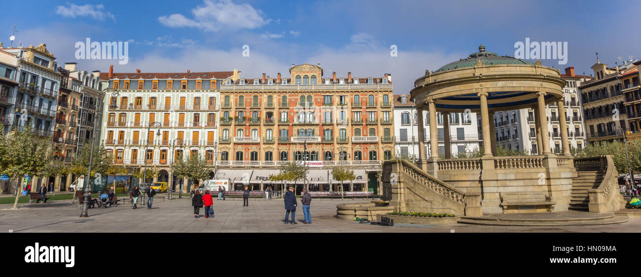 Panorama della piazza centrale Plaza del Castillo a Pamplona, Spagna Foto Stock