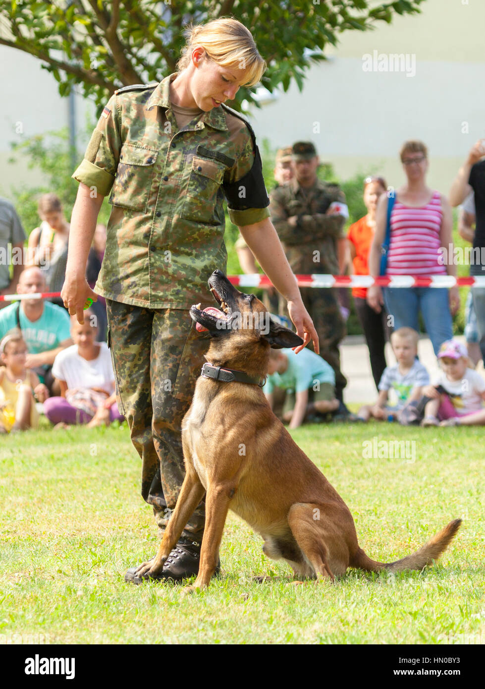 BURG / GERMANIA - Giugno 25, 2016: tedesco della polizia militare sheepdog siede dal suo proprietario su open day in barrack burg / Germania a giugno 25, 2016 Foto Stock