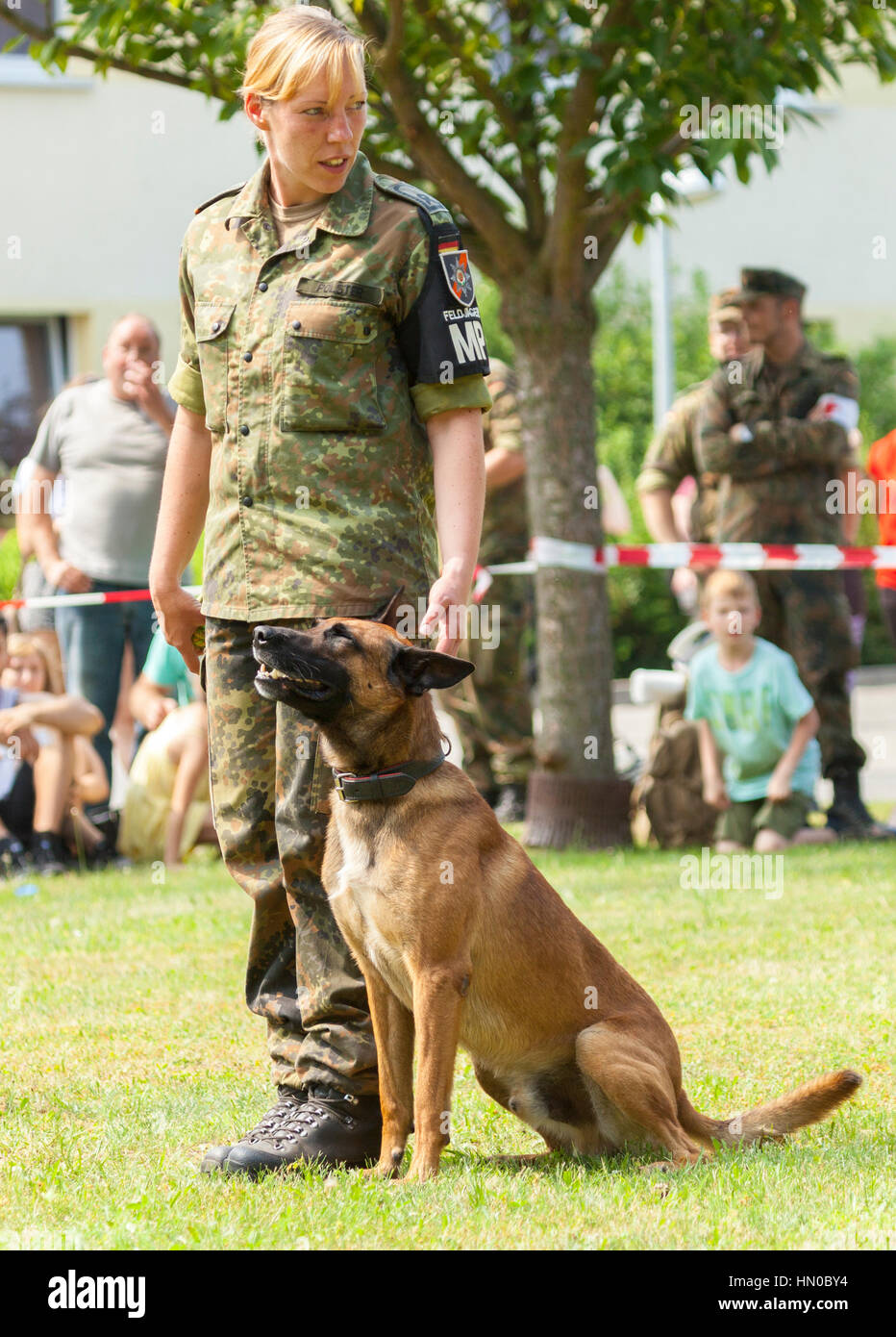 BURG / GERMANIA - Giugno 25, 2016: tedesco della polizia militare sheepdog siede dal suo proprietario su open day in barrack burg / Germania a giugno 25, 2016 Foto Stock