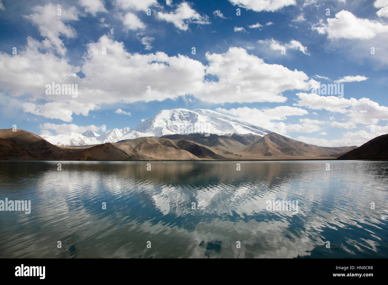 Muztagh Ata e Lago Karakul Foto Stock