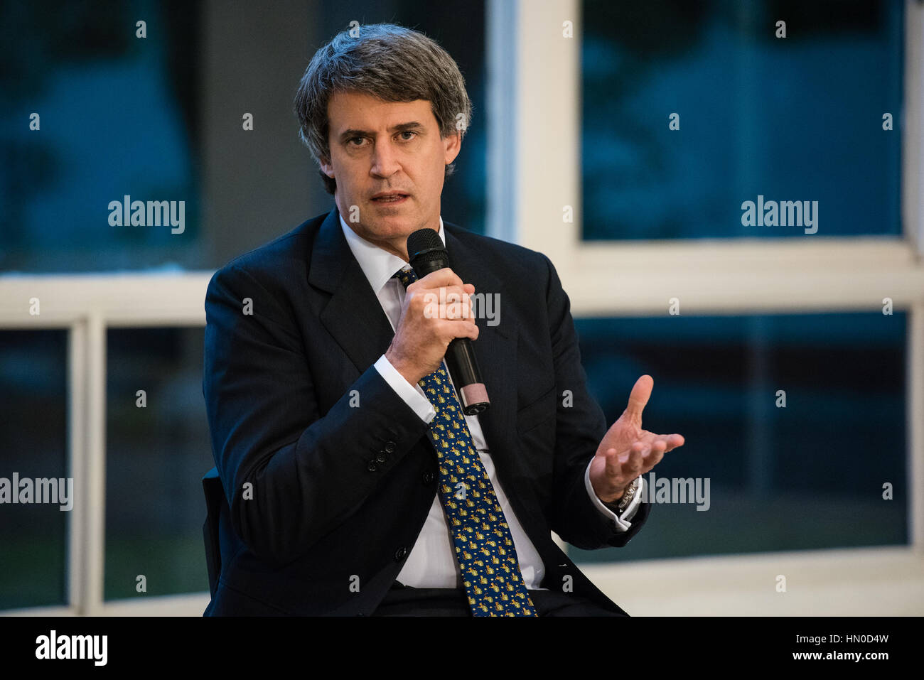Olivos, Argentina - 6 Maggio 2016: il Ministro dell'economia Alfonso Prat-Gay durante una conferenza stampa per la stampa estera presso il presidential residenc Foto Stock