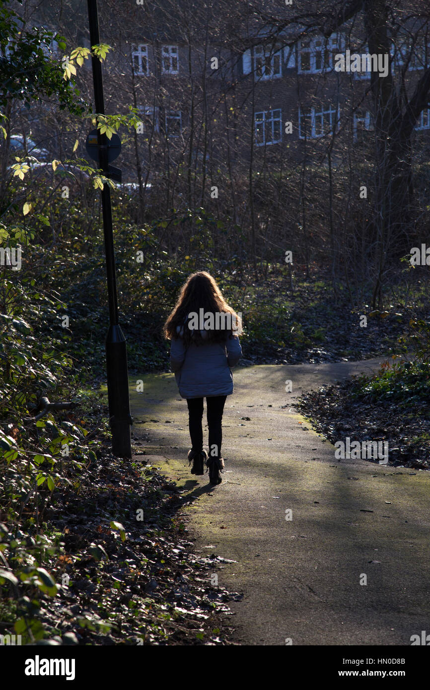 Giovani donne a piedi attraverso un parco. Vista posteriore. Foto Stock