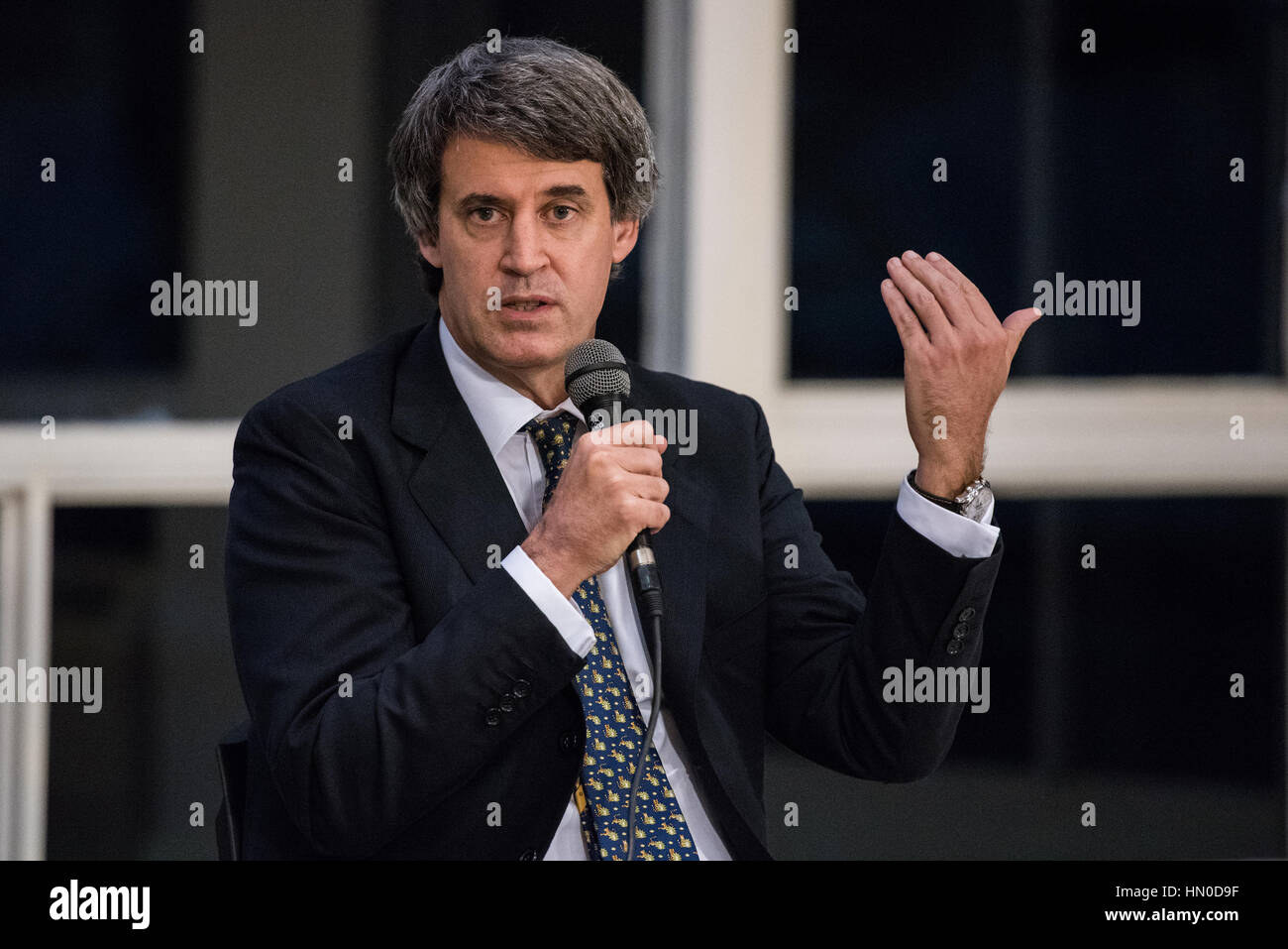 Olivos, Argentina - 6 Maggio 2016: il Ministro dell'economia Alfonso Prat-Gay durante una conferenza stampa per la stampa estera presso il presidential residenc Foto Stock