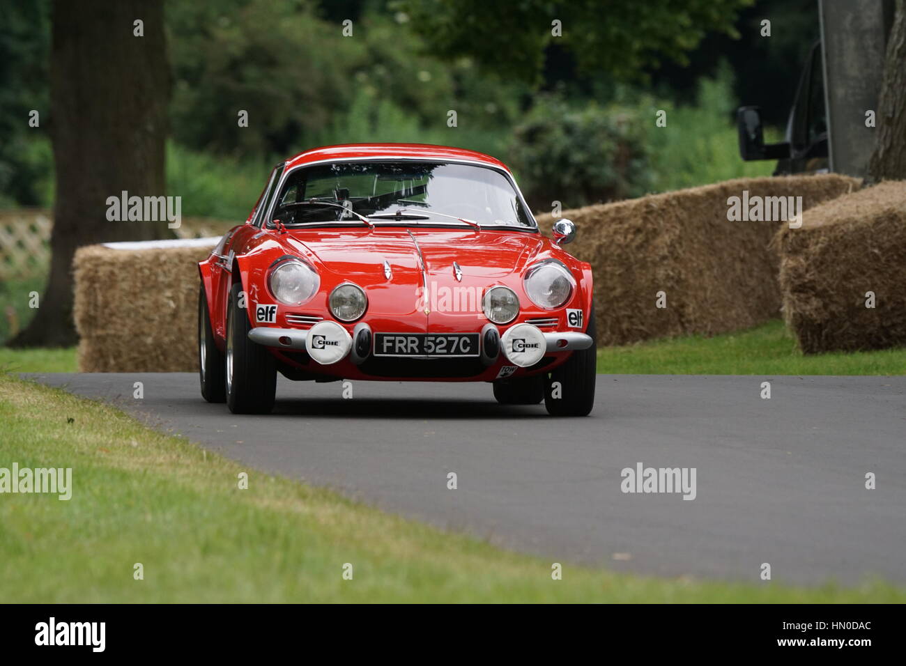 Robert Lawrence in un 1965 Dinalpine Renault A110 a Chateau Impney Hillclimb Foto Stock