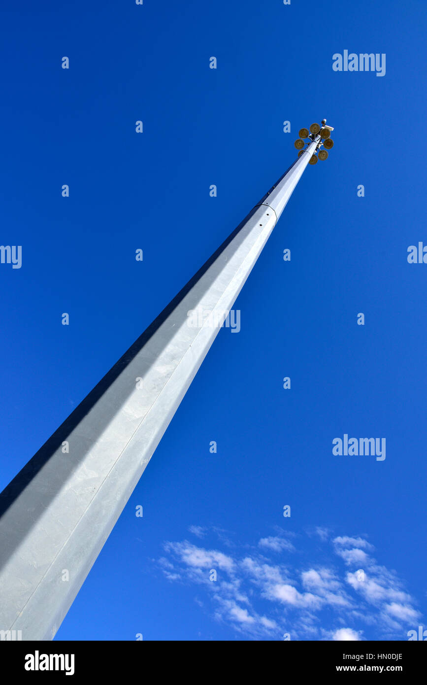 Molto alto di palo di illuminazione e luci contro il cielo blu Foto Stock