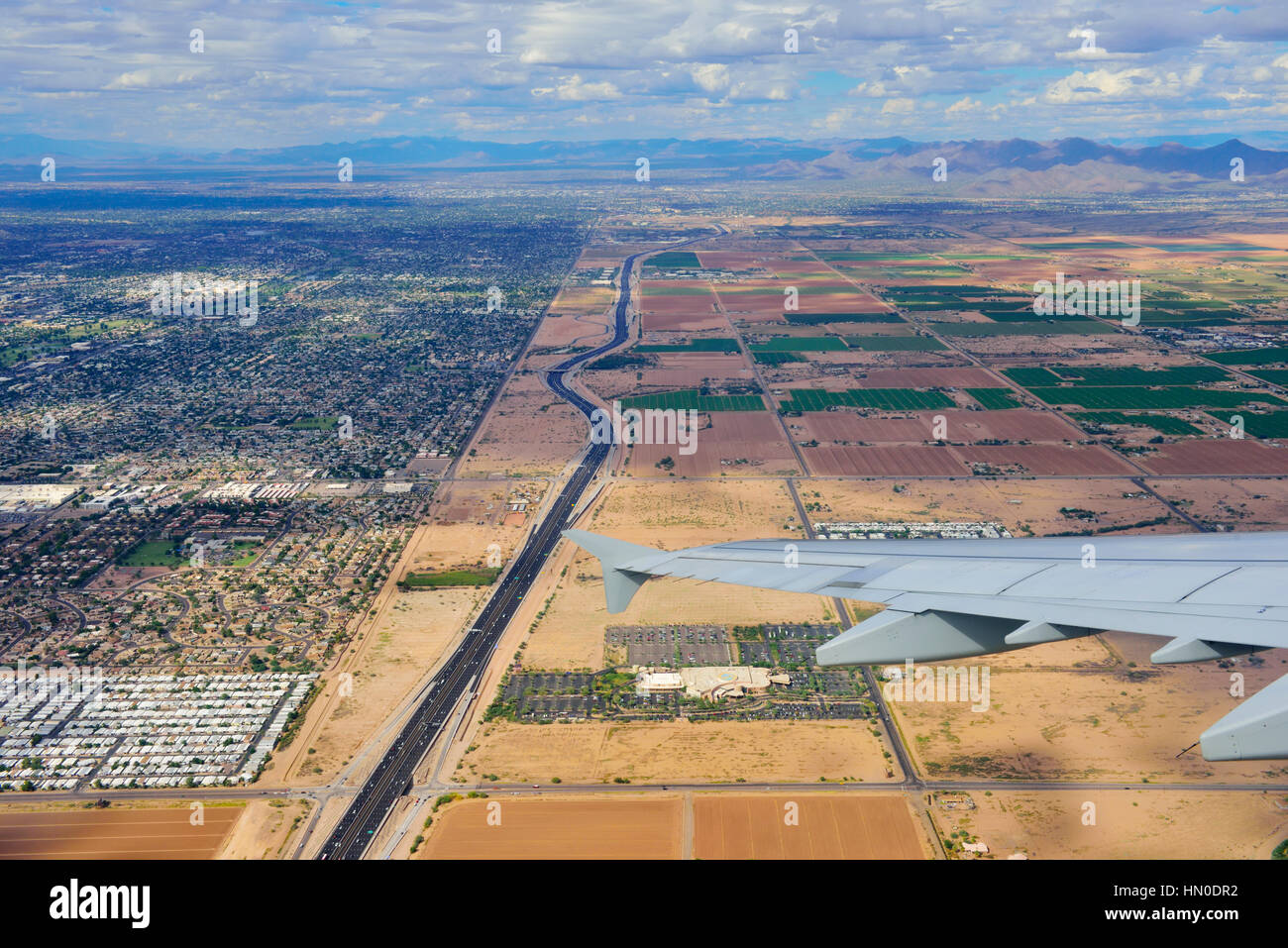 Vista aerea di Phoenix, in Arizona che mostra il cambiamento brusco dalla scatola in costruito per l'agricoltura nella zona del deserto Foto Stock