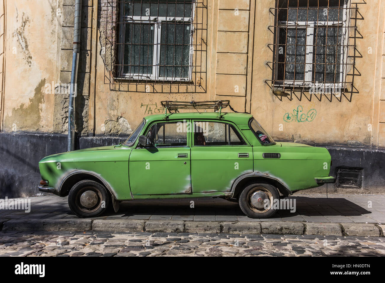 Verde vecchia vettura russa di Lviv, Ucraina Foto Stock