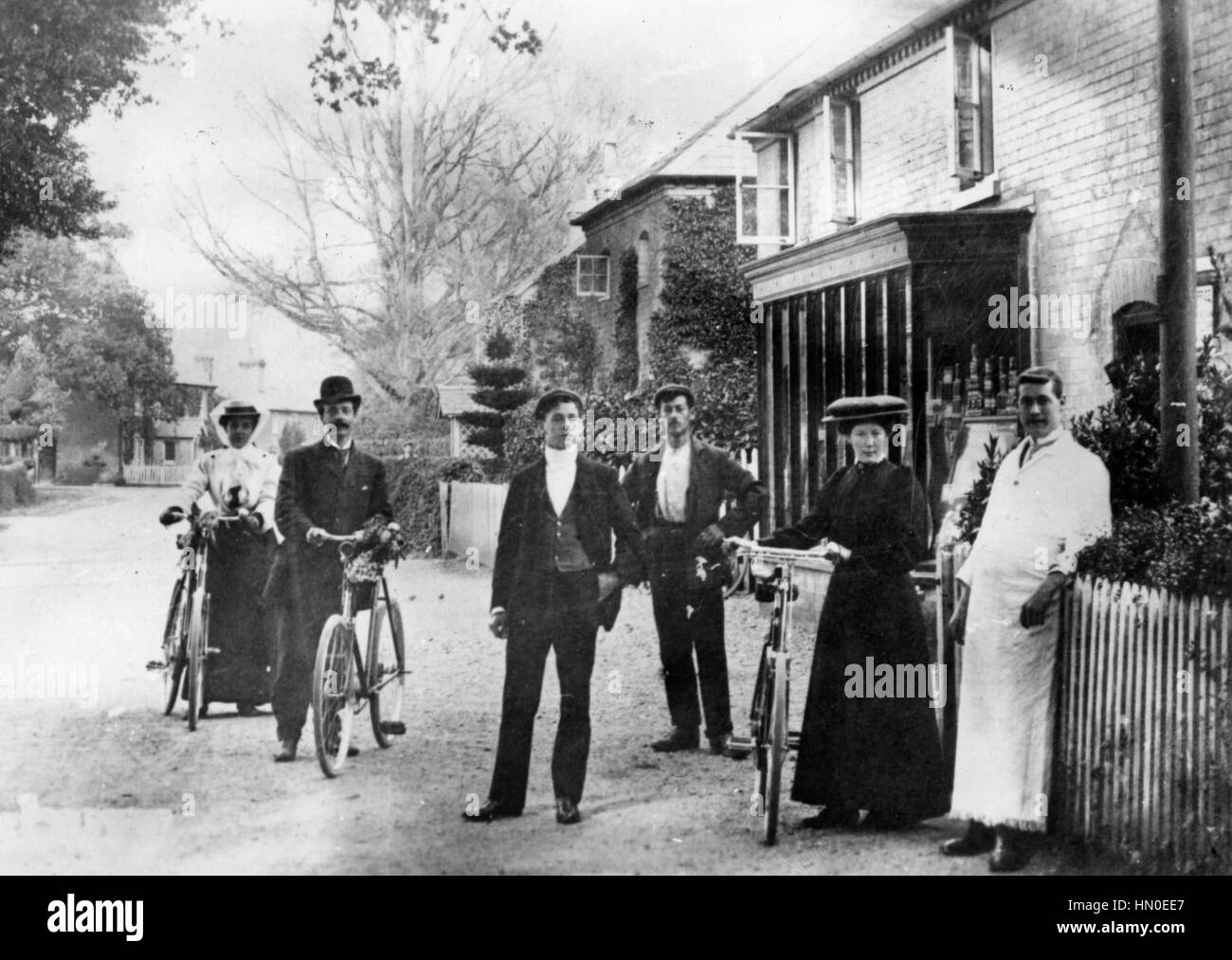 Gruppo di Edwardian i ciclisti a Exbury, Hampshire. Foto Stock