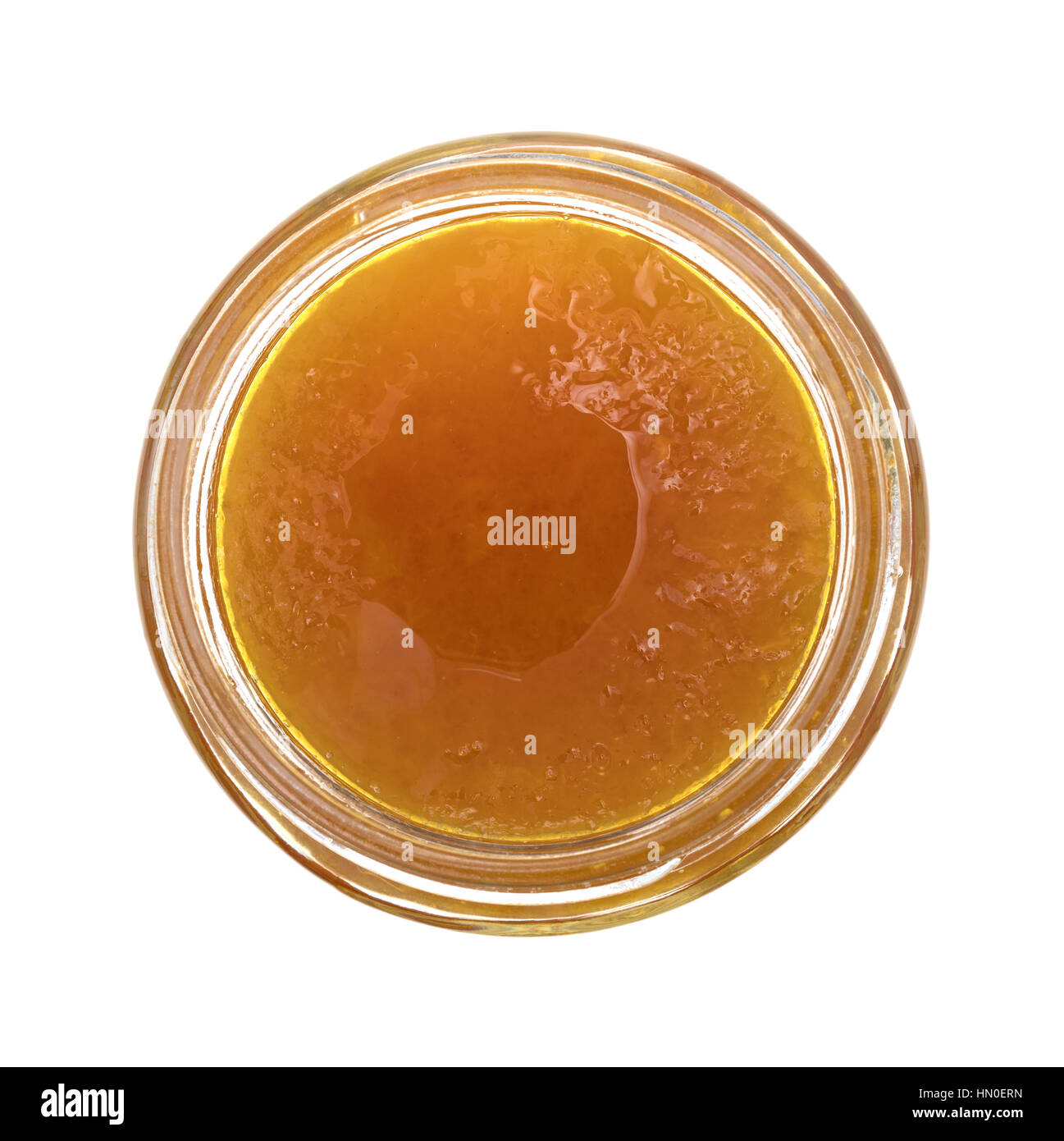 Vista dall'alto di zucchero libero di confettura di albicocche in un aperto il vasetto di vetro isolato su uno sfondo bianco. Foto Stock