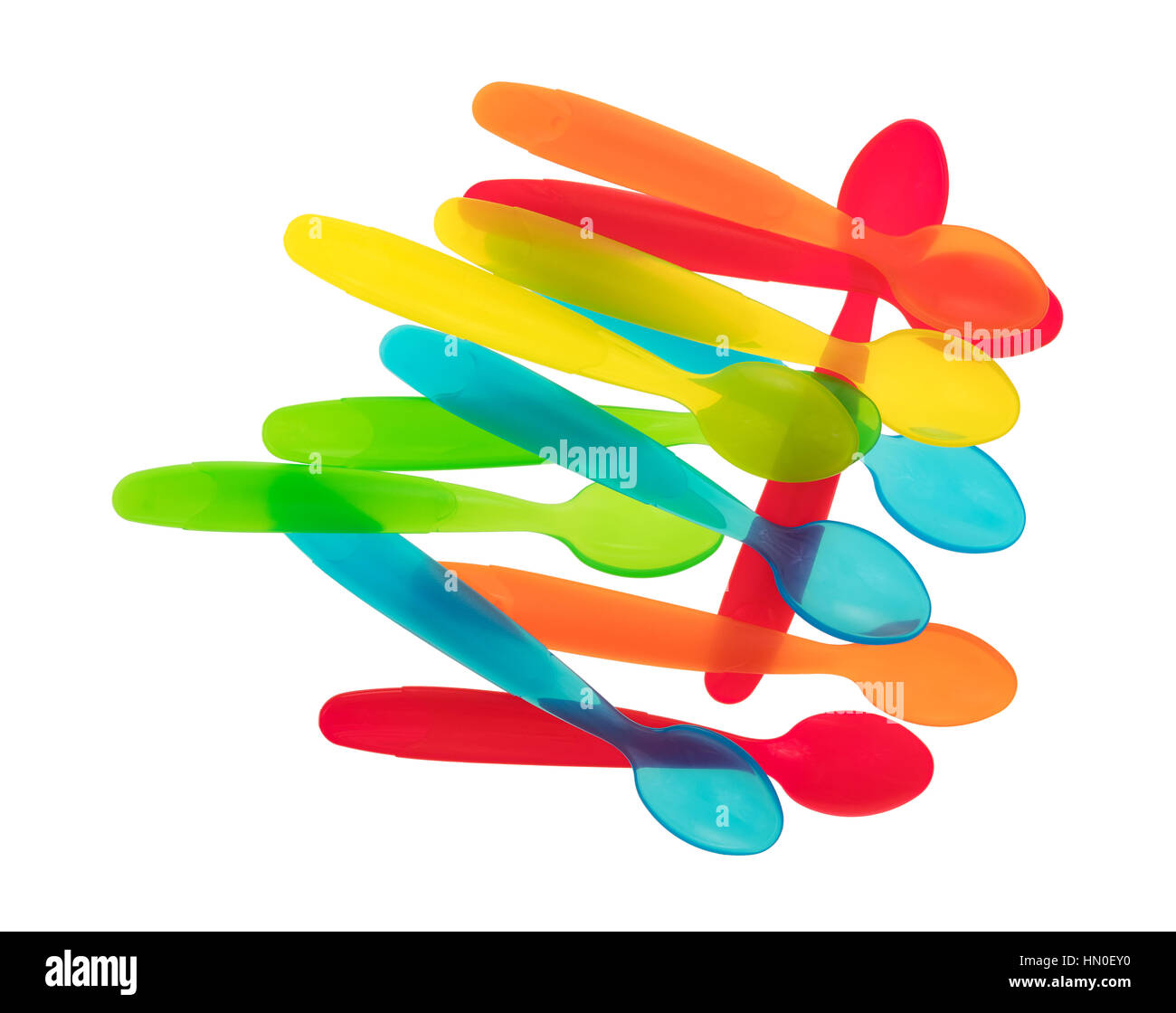 Vista dall'alto di un gruppo di plastica alimenti per neonati cucchiai isolato su uno sfondo bianco. Foto Stock