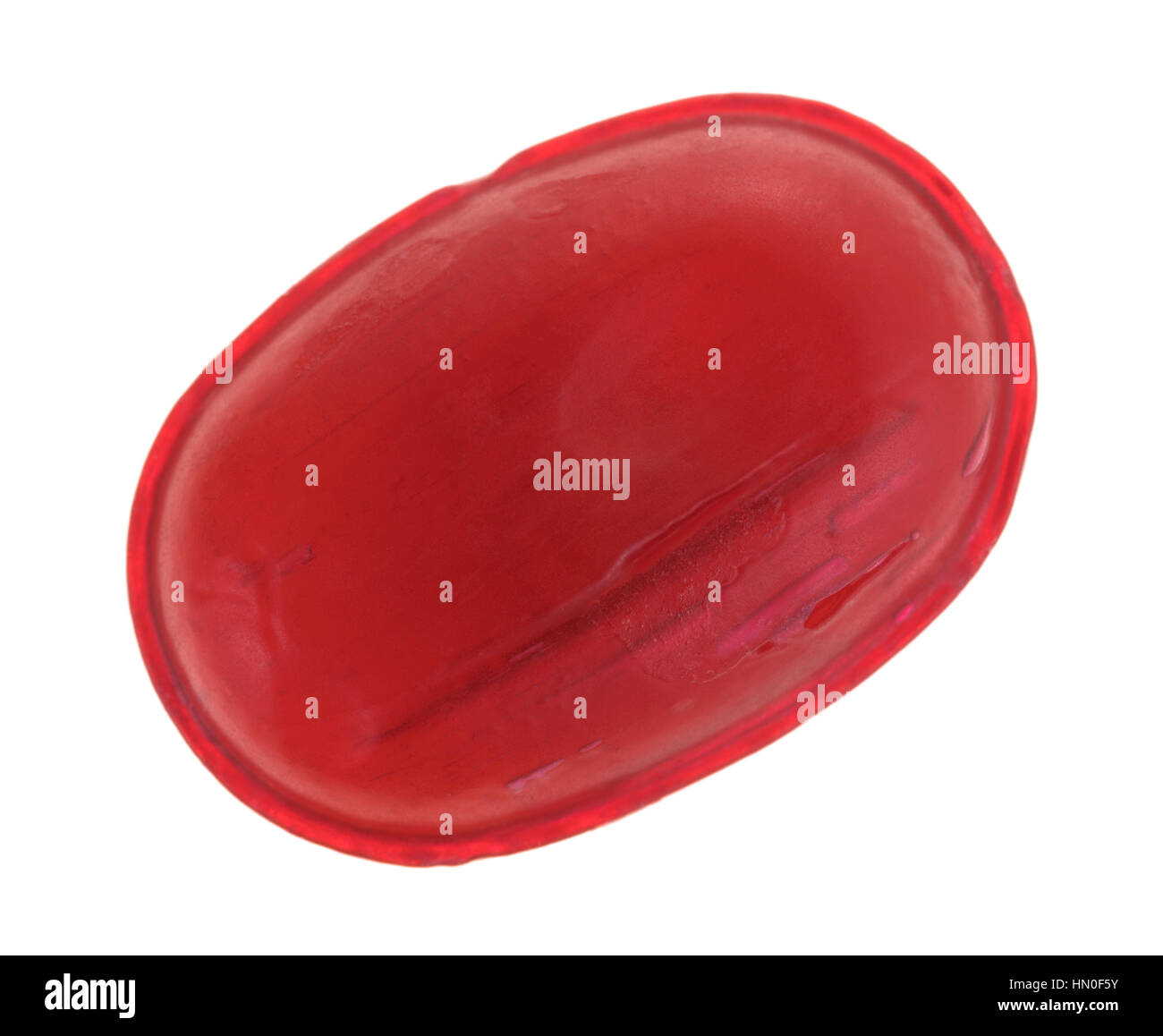 Un singolo cherry aromatizzati mentolo tosse goccia isolata su uno sfondo bianco. Foto Stock
