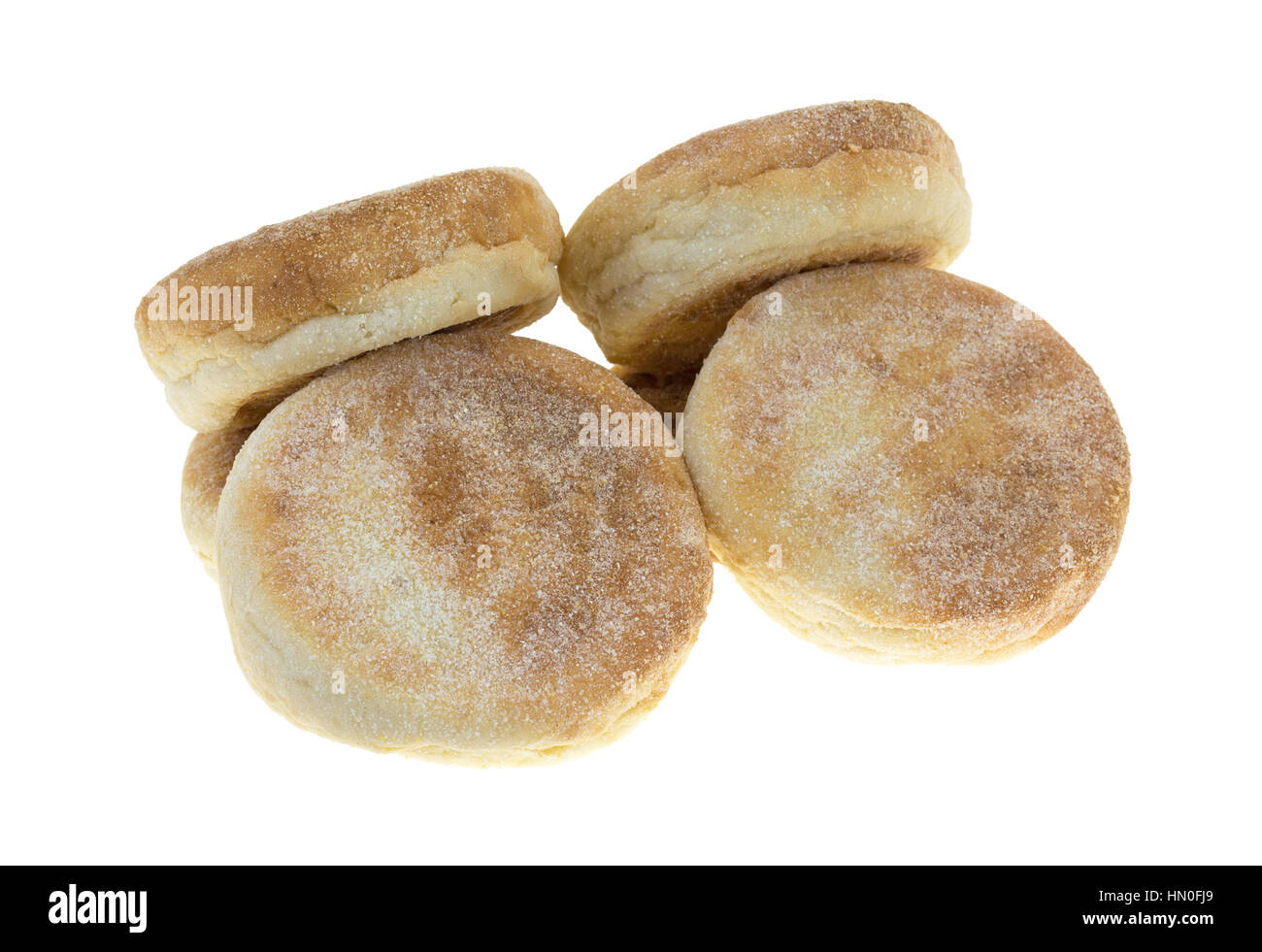 Appena sfornato muffin inglese isolato su uno sfondo bianco. Foto Stock